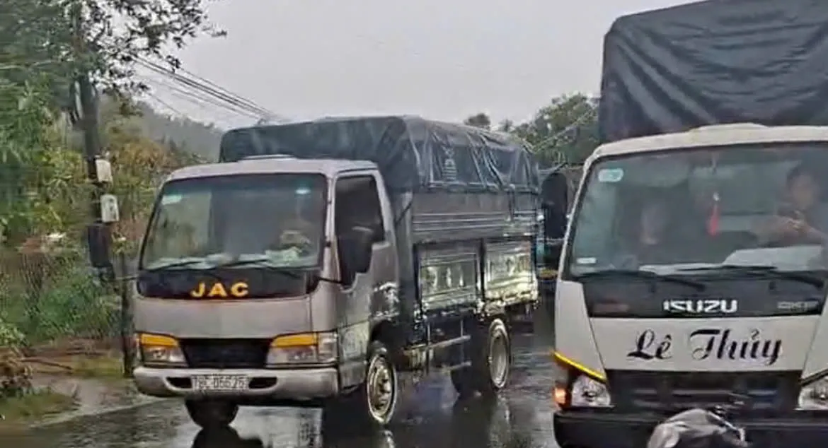 Quốc lộ 29 nối Đông - Tây Đắk Lắk bị chia cắt do ngập sâu- Ảnh 2.