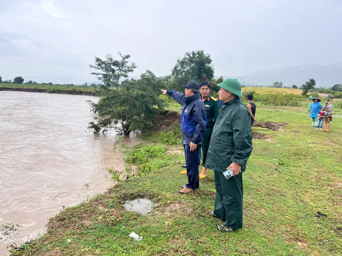 Đà Nẵng: Kịp thời cứu hộ 10 người dân bị cô lập do mưa lũ - Ảnh 1.