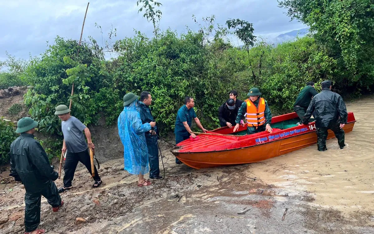 Điều động lực lượng cùng xuồng máy cứu dân.
