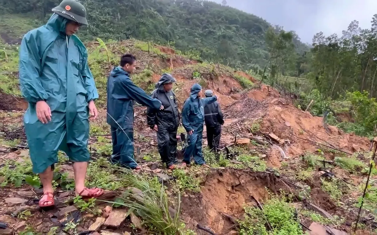 Phát hiện vết nứt ở núi Ngang, xã Sơn Cẩm Hà di dời gần 60 hộ dân.