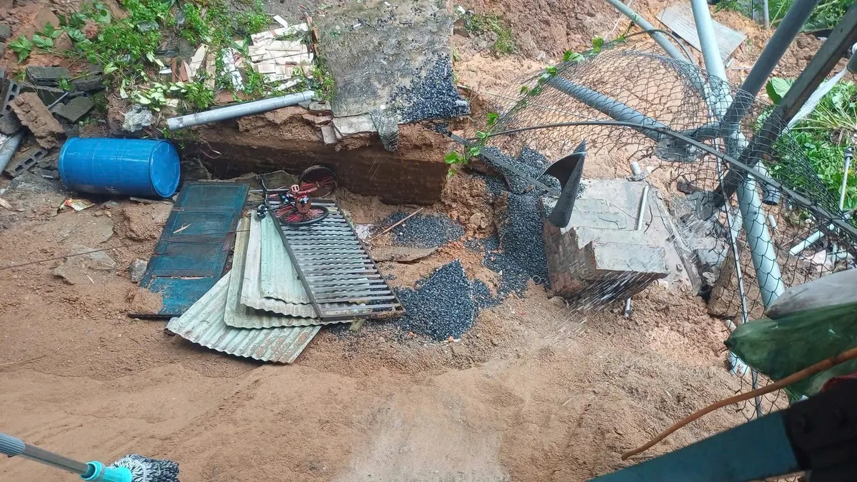 Quảng Trị: Sập nhà dân, 11 hộ liền kề bị hở móng, di tản người khẩn cấp- Ảnh 1.