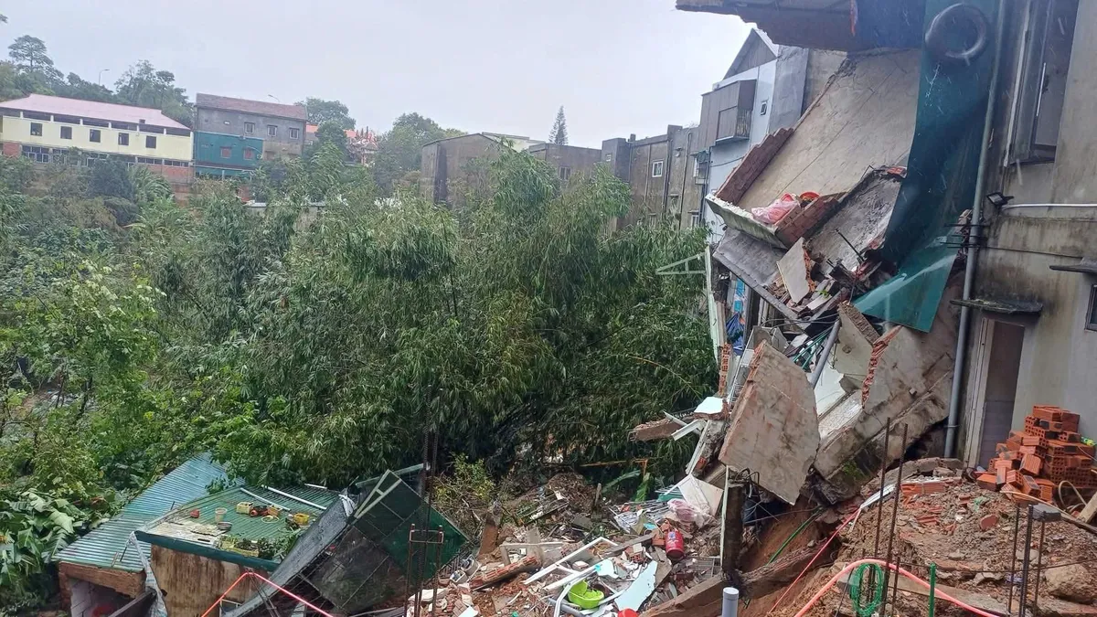 Quảng Trị: Sập nhà dân, 11 hộ liền kề bị hở móng, di tản người khẩn cấp- Ảnh 2.