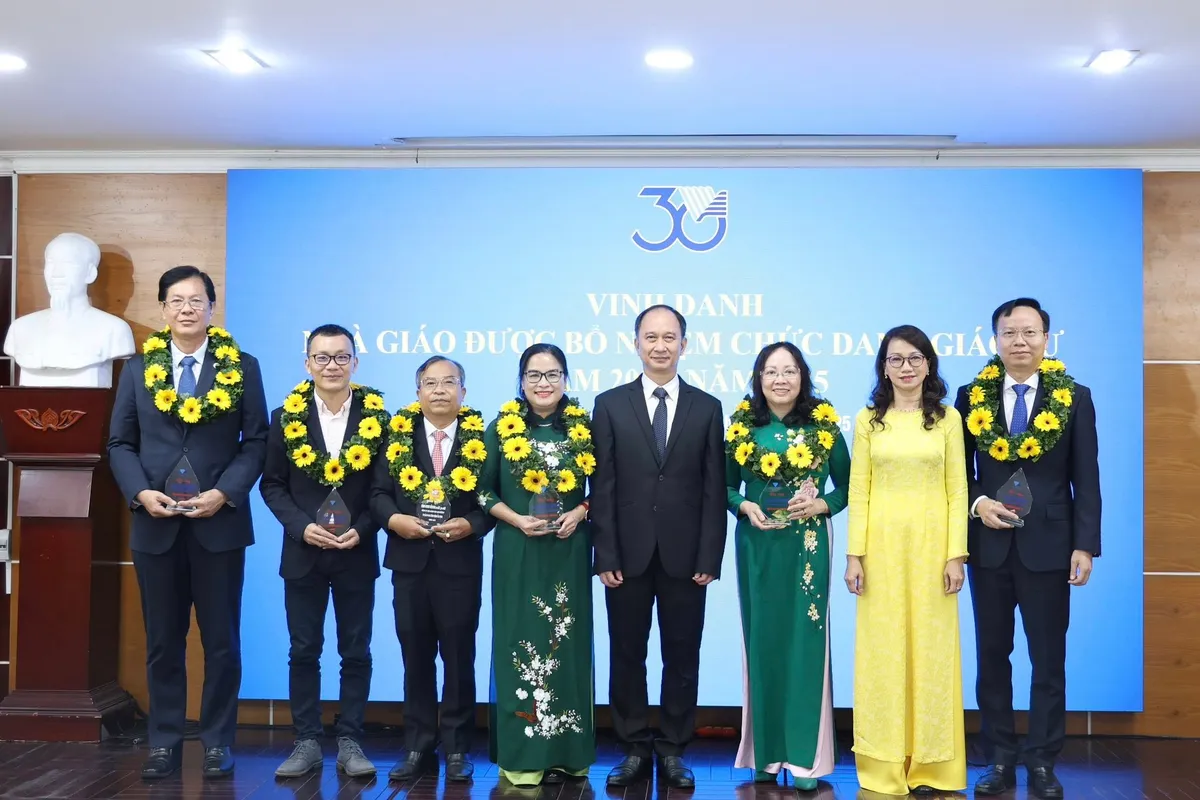 Những "đóa hoa đẹp nhất" tri ân thầy cô giáo - Ảnh 14.