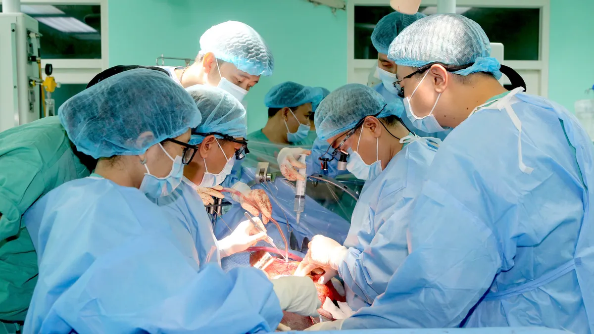 Bệnh viện Trung ương Huế tự chủ ca ghép gan thứ 5, cứu sống bé 2 tuổi- Ảnh 1.