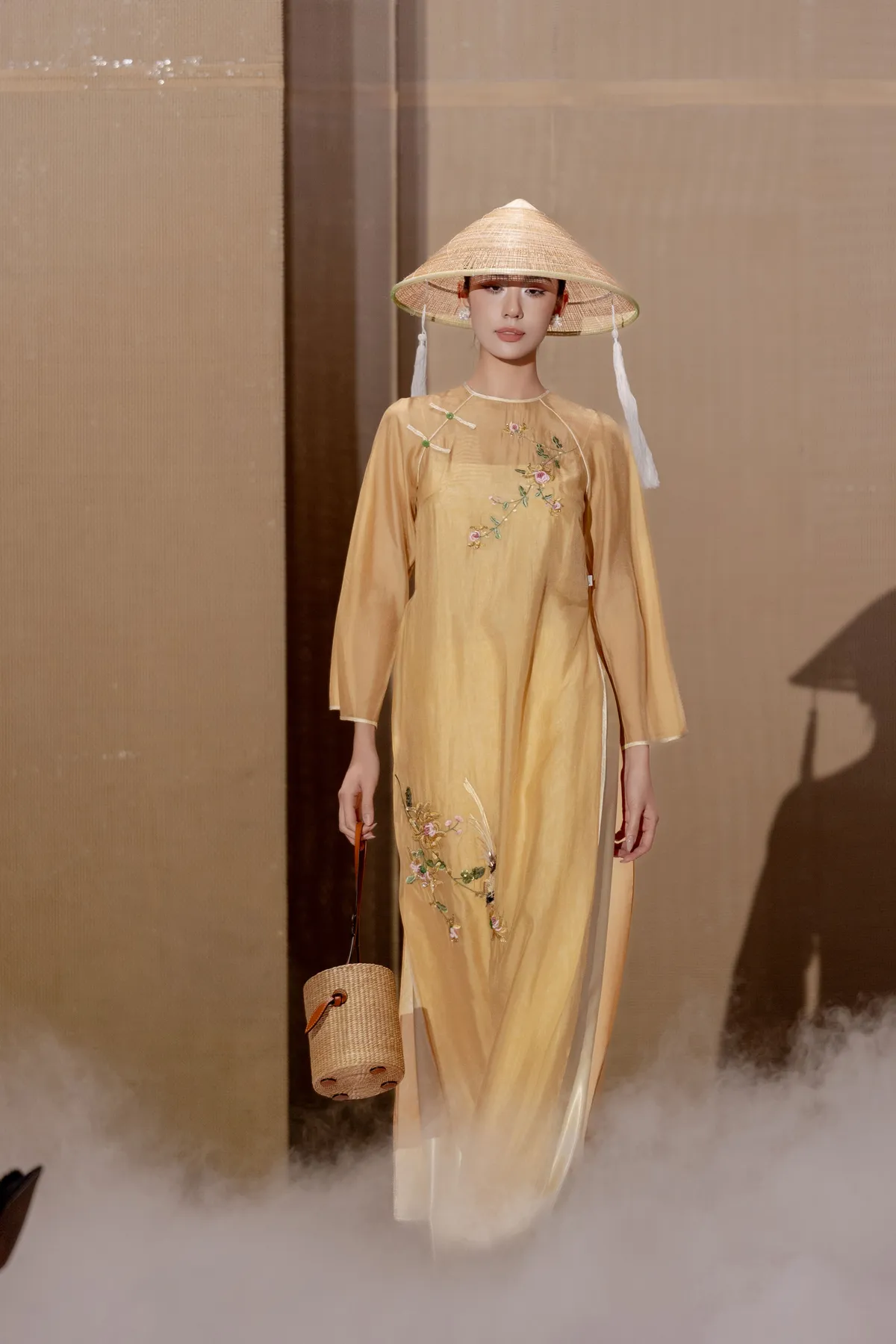 Hồng Diễm, Lương Thu Trang, Việt Hoa 'gây sốt' trên thảm đỏ thời trang - Ảnh 9.