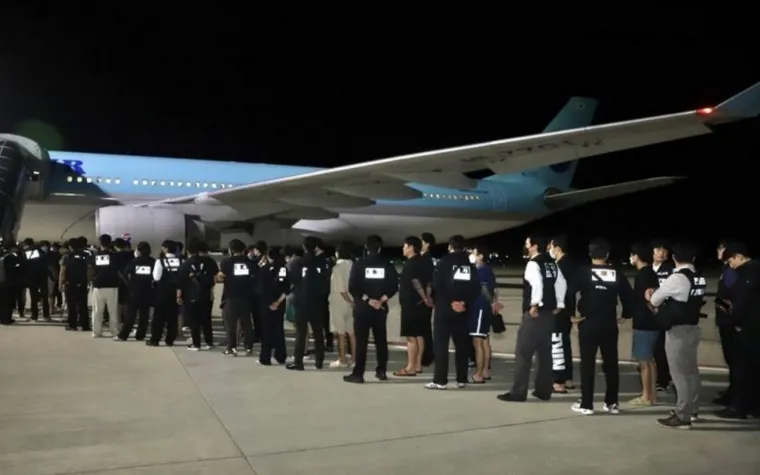 Các công dân Hàn Quốc liên quan hoạt động lừa đảo sử dụng công nghệ được bàn giao tại sân bay quốc tế ở thủ đô Phnom Penh, Campuchia (Ảnh: AKP)