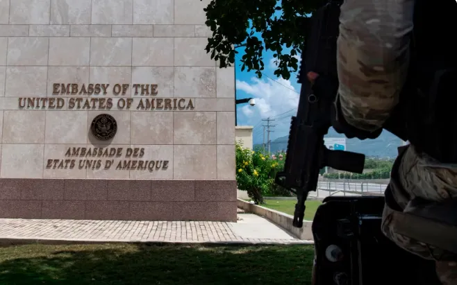 Nhân viên an ninh Haiti bảo vệ bên ngoài Đại sứ quán Mỹ tại thủ đô Port-au-Prince (Ảnh: AFP/Getty)