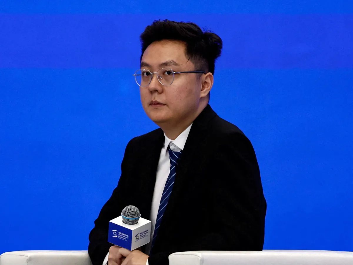 Nh&agrave; nghi&ecirc;n cứu DeepSeek cảnh b&aacute;o: AI sẽ x&oacute;a sổ hầu hết việc l&agrave;m trong 10 năm tới - Ảnh 1.