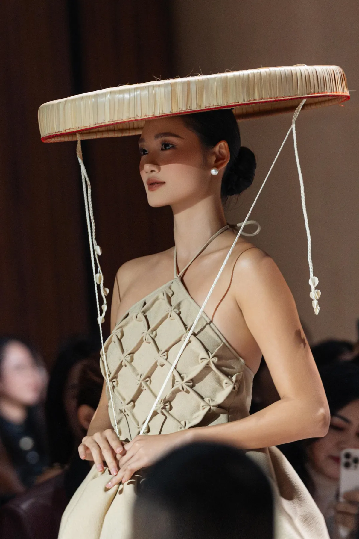 Hồng Diễm, Lương Thu Trang, Việt Hoa 'gây sốt' trên thảm đỏ thời trang - Ảnh 7.