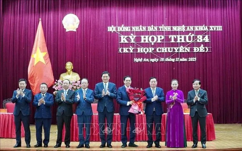 Lãnh đạo tỉnh Nghệ An chúc mừng ông Võ Trọng Hải được bầu làm Chủ tịch UBND tỉnh.