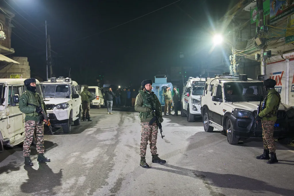 Ấn Độ điều tra vụ nổ bom xe - Ảnh 2.