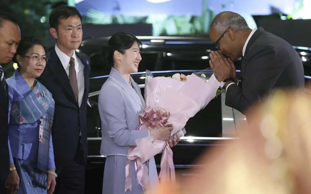 Công chúa Aiko được chào đón khi đến một khách sạn ở Vientiane, ngày 17/11/2025 (Ảnh: AP)