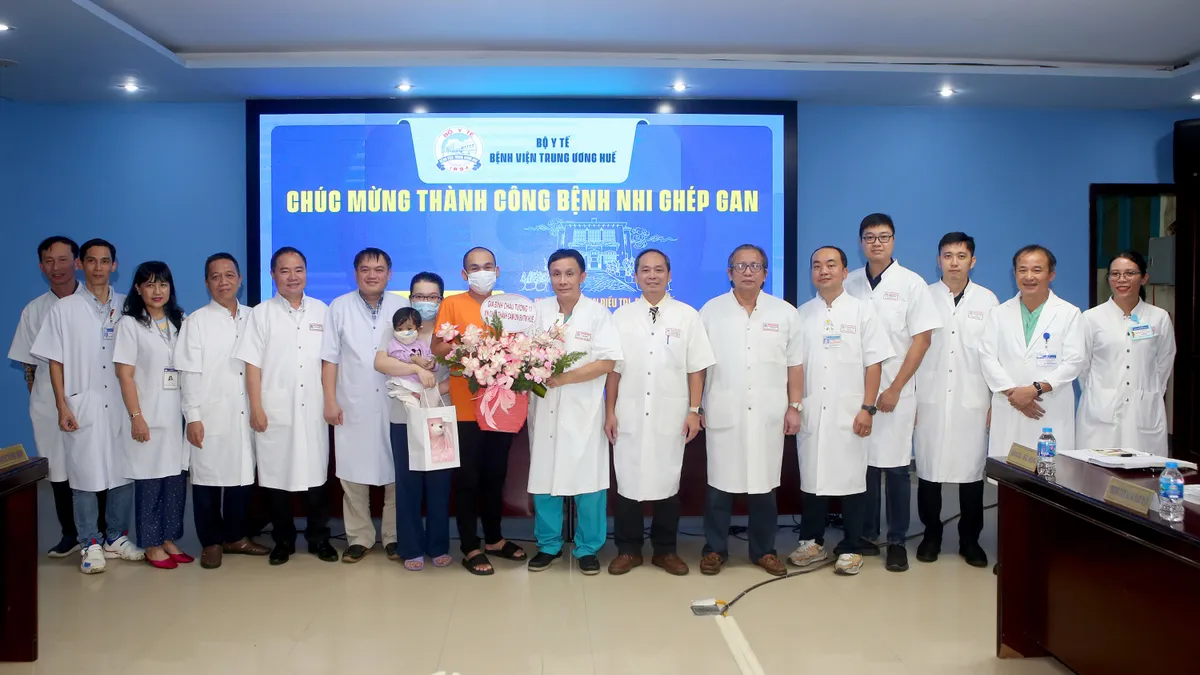 Bệnh viện Trung ương Huế tự chủ ca ghép gan thứ 5, cứu sống bé 2 tuổi- Ảnh 2.