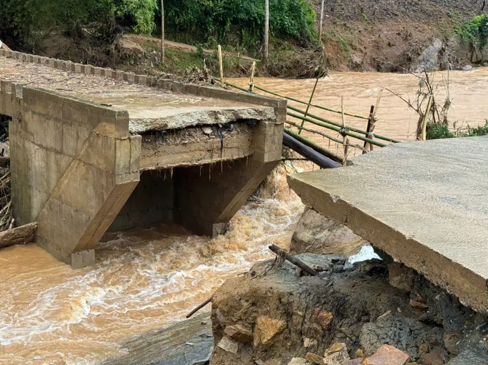 Quảng Ngãi lắp cầu tạm thay thế cầu Nước Bao bị sập do mưa lũ - Ảnh 1.