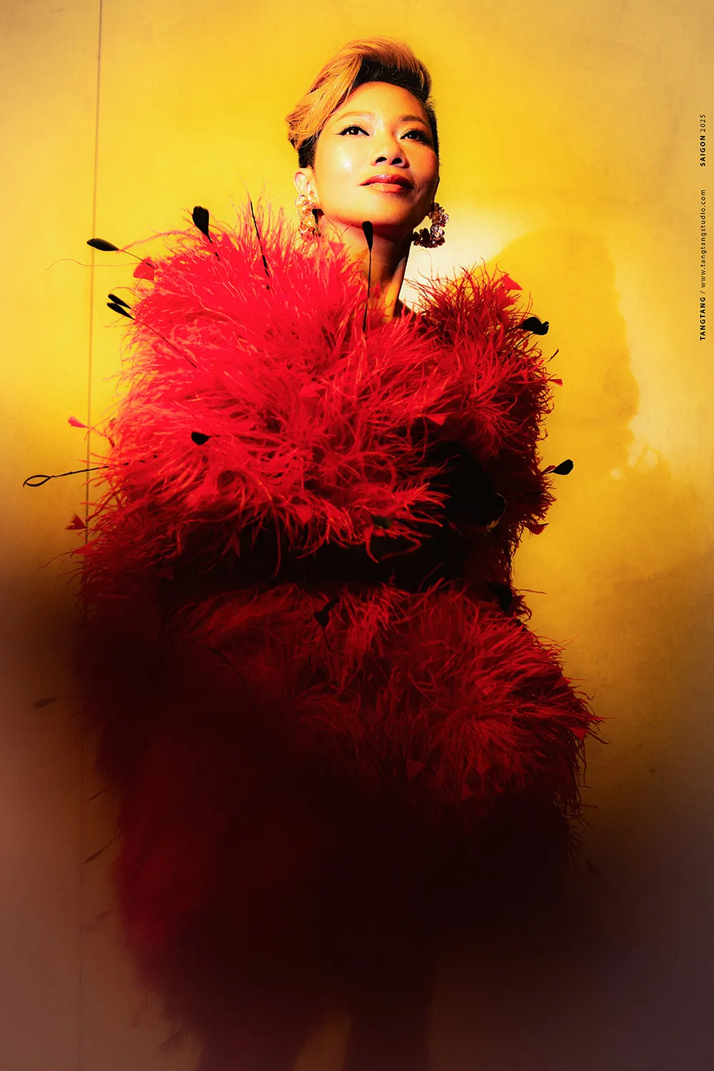 Văn Mai Hương bắt tay Hà Trần, Chi Pu trong MV Vườn hồng - Ảnh 1.