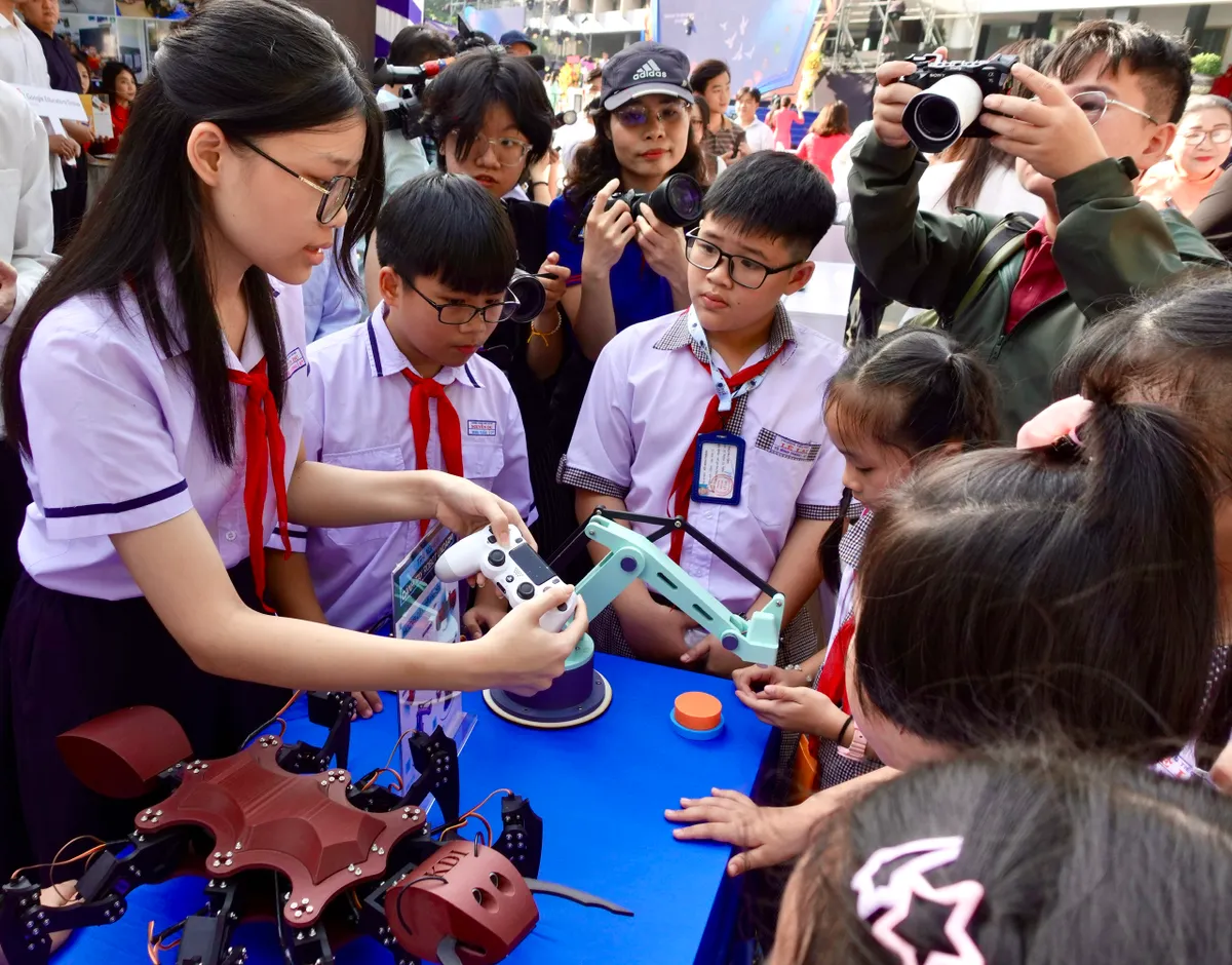 Nhìn lại dấu mốc đáng nhớ trong hành trình nửa thế kỷ phát triển của ngành giáo dục TP Hồ Chí Minh - Ảnh 8.