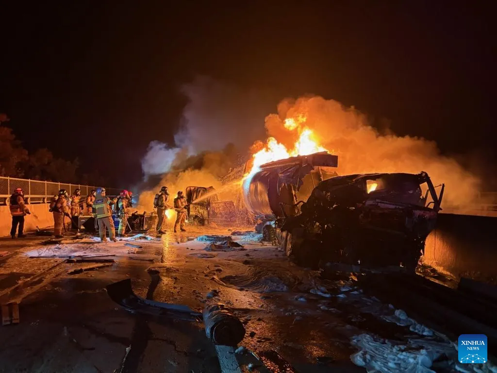 Tai nạn liên hoàn nghiêm trọng tại Hàn Quốc, xe tải 5 tấn bị thiêu rụi trong vài phút- Ảnh 1.