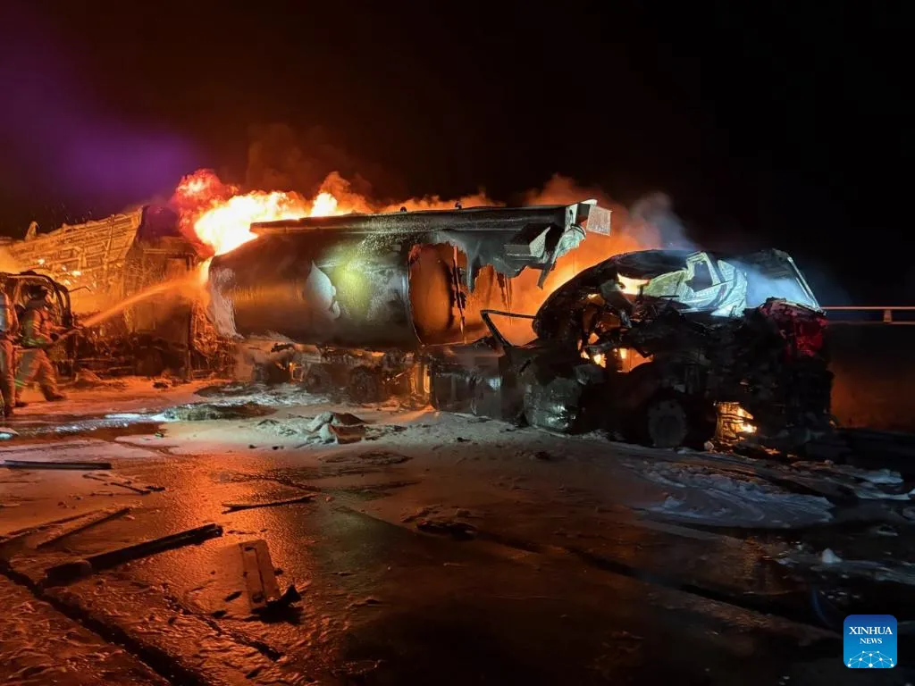 Tai nạn liên hoàn nghiêm trọng tại Hàn Quốc, xe tải 5 tấn bị thiêu rụi trong vài phút- Ảnh 2.