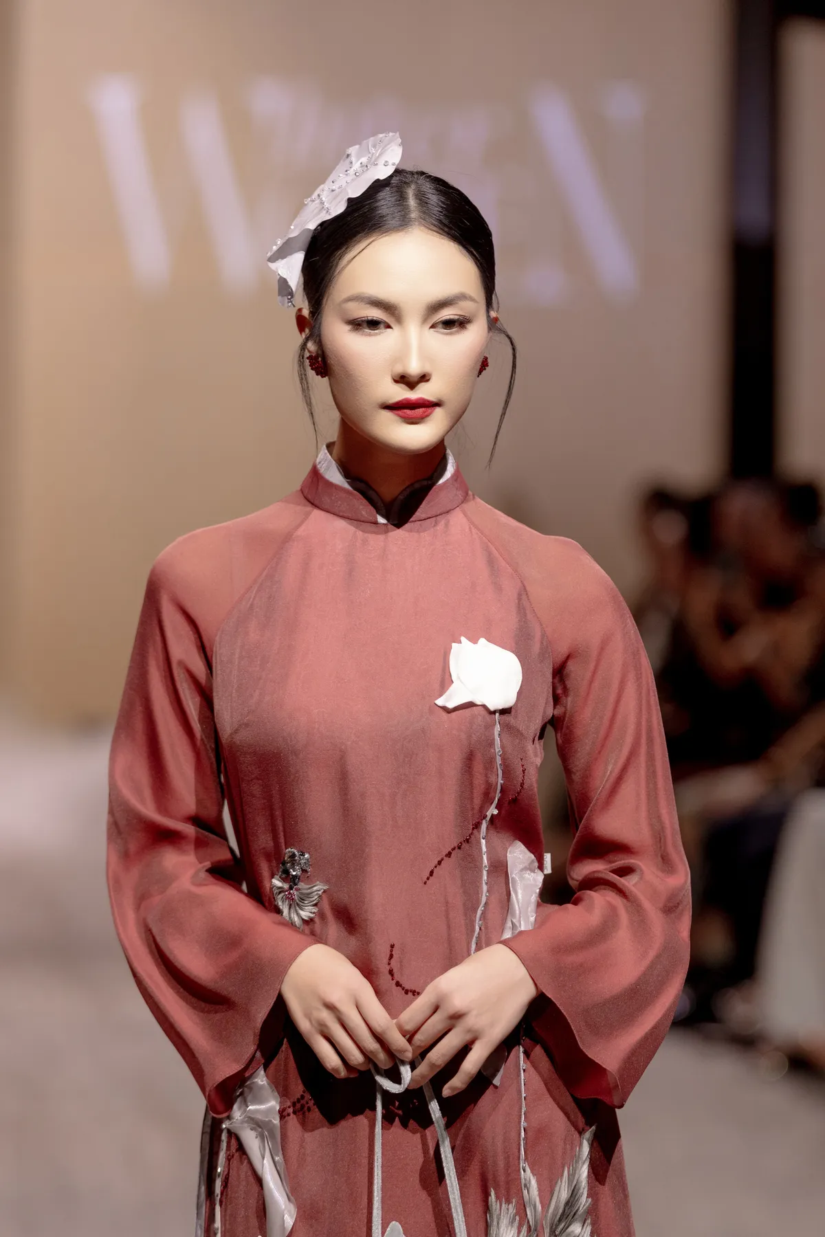 Hồng Diễm, Lương Thu Trang, Việt Hoa 'gây sốt' trên thảm đỏ thời trang - Ảnh 8.