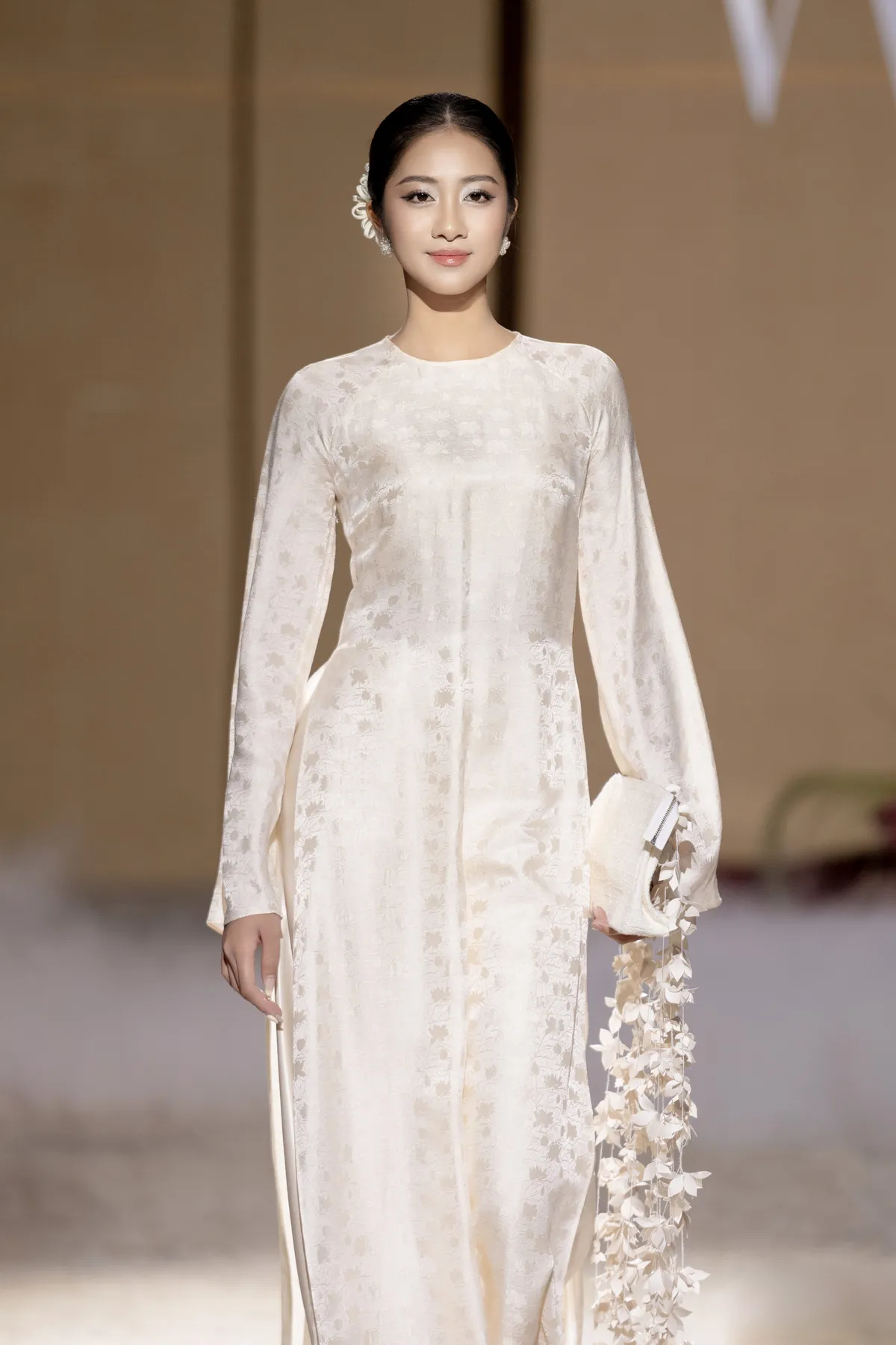 Hồng Diễm, Lương Thu Trang, Việt Hoa 'gây sốt' trên thảm đỏ thời trang - Ảnh 10.