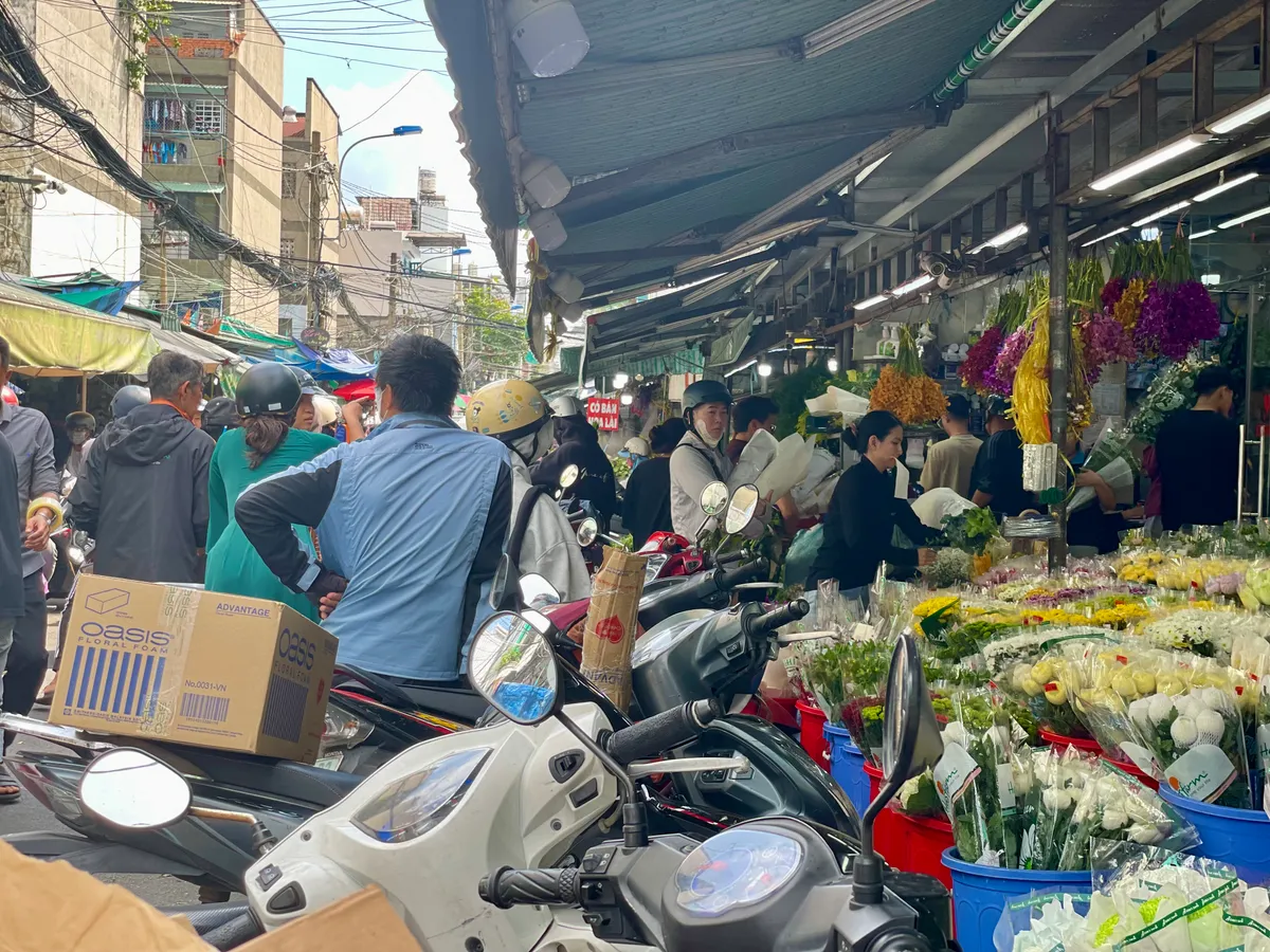 Thị trường hoa cho ngày 20/11 ghi nhận nhiều thay đổi- Ảnh 2.