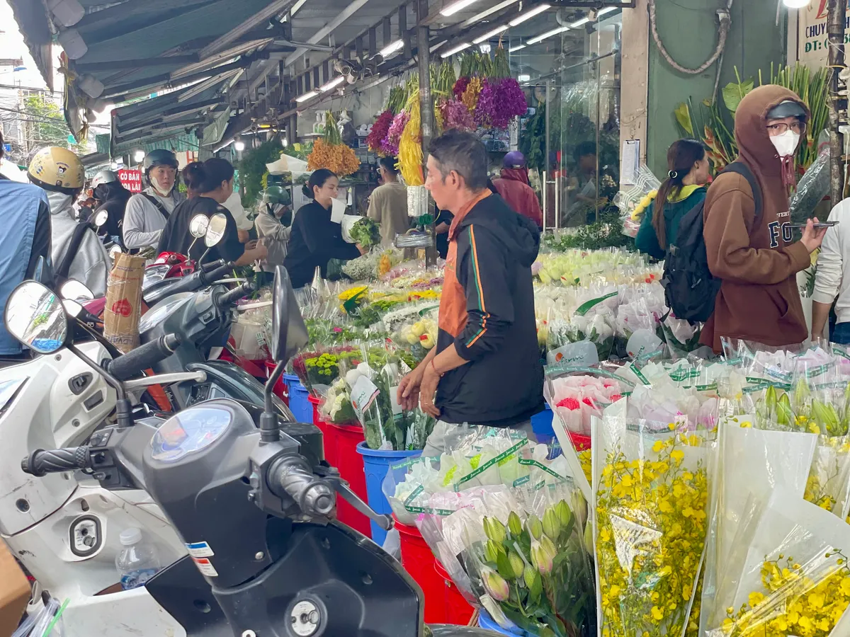 Thị trường hoa cho ngày 20/11 ghi nhận nhiều thay đổi- Ảnh 1.