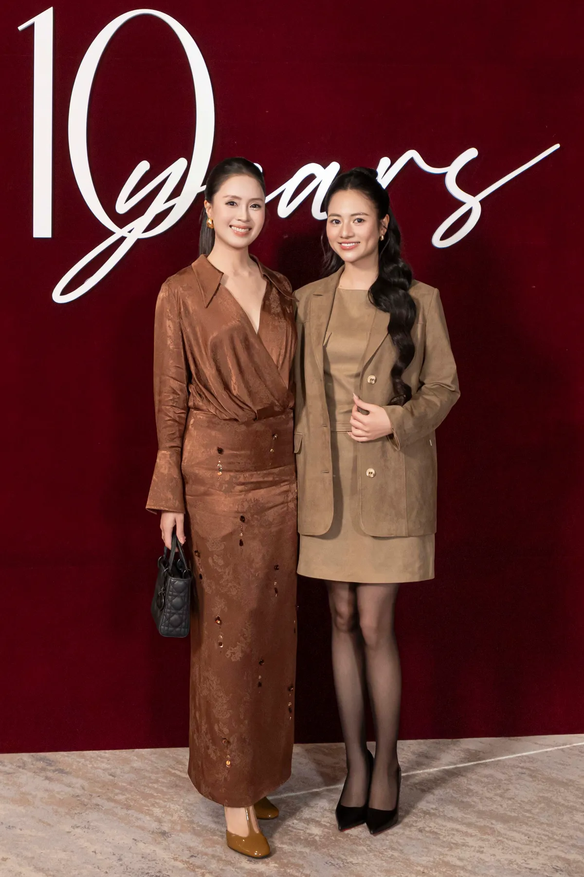 Hồng Diễm, Lương Thu Trang, Việt Hoa 'gây sốt' trên thảm đỏ thời trang - Ảnh 2.