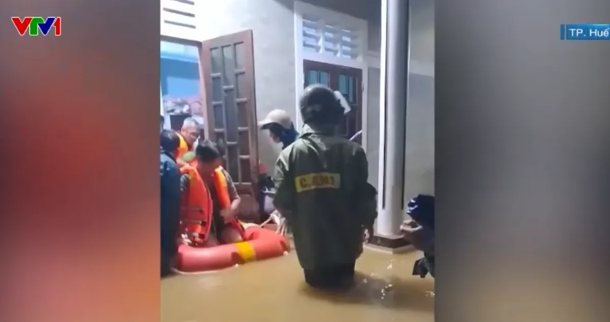 Huế di dời 242 hộ dân vùng thấp trũng, nguy cơ sạt lở đến nơi an toàn - Ảnh 1.