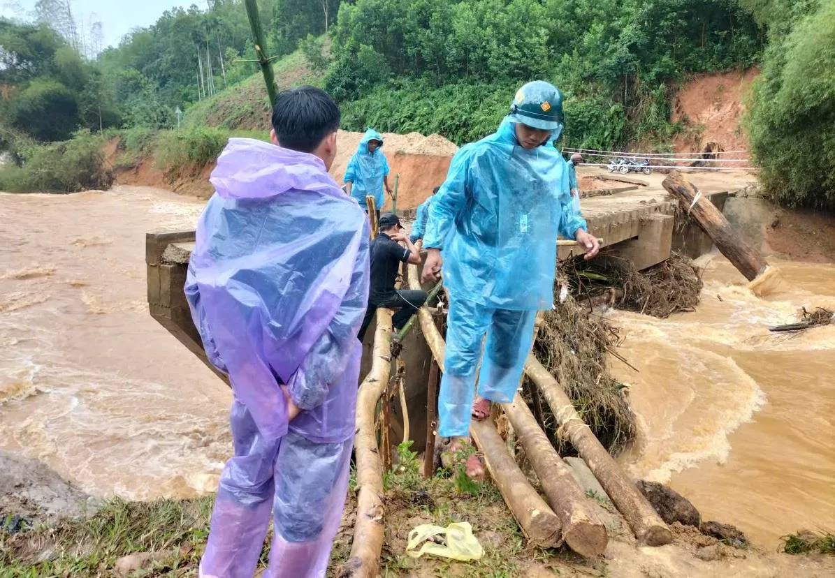 Quảng Ngãi lắp cầu tạm thay thế cầu Nước Bao bị sập do mưa lũ - Ảnh 3.