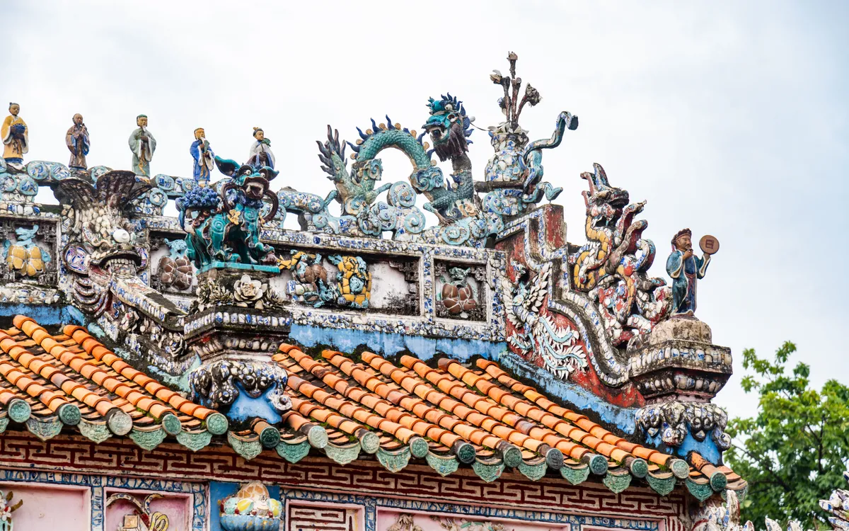 Nghệ thuật khảm gốm tại các công trình kiến trúc Nam bộ.