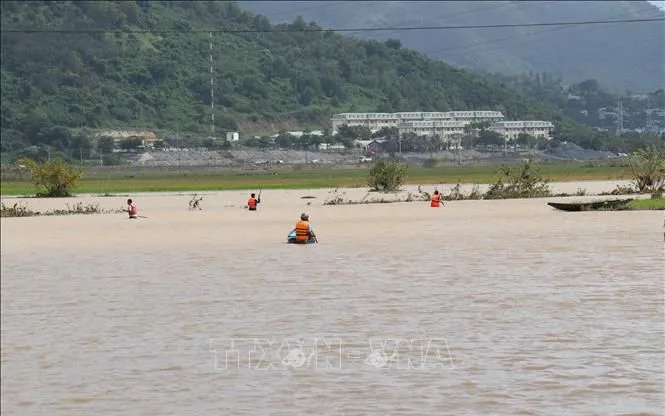 Lực lượng chức năng tìm kiếm người mất tích ở phường Bắc Nha Trang, tỉnh Khánh Hòa sáng 18/11.