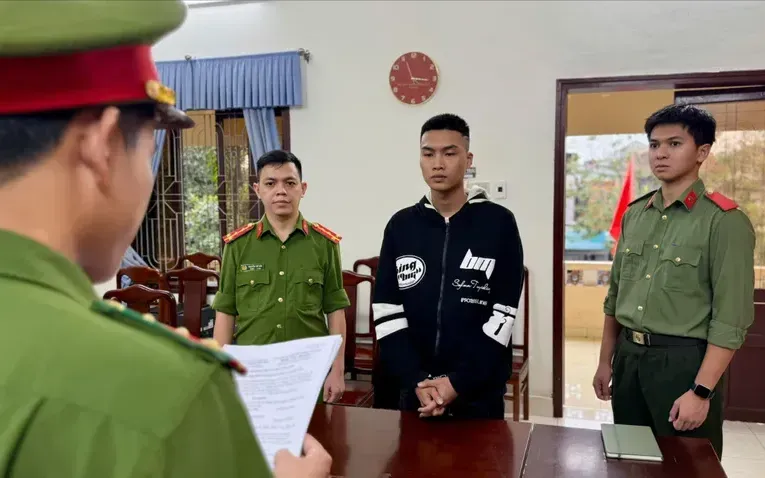 Công an tống đạt quyết định khởi tố đối với Hồ Thúc Minh Tiến. (Ảnh: PLO)