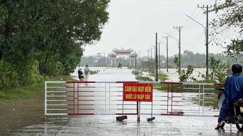 Lật ghe chở 3 người ở Huế, 1 người bị lũ cuốn mất tích- Ảnh 1.