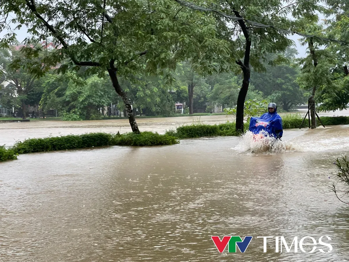Lũ trên các sông ở Đà Nẵng, Huế duy trì mức cao, cảnh báo ngập lụt nhiều nơi- Ảnh 1. Lũ trên các sông ở Đà Nẵng, Huế duy trì mức cao, cảnh báo ngập lụt nhiều nơi- Ảnh 1.