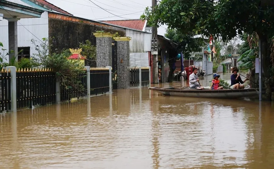 Nước sông Hương lên cao gây ngập lụt ở thành phố Huế. Ảnh: Báo Nông nghiệp và Môi trường