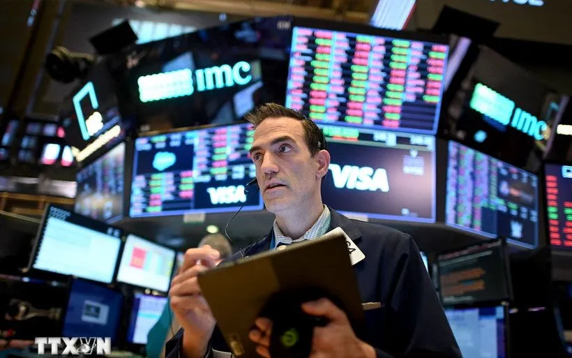 Giao dịch viên tại sàn chứng khoán New York, Mỹ. (Ảnh: AFP/TTXVN)