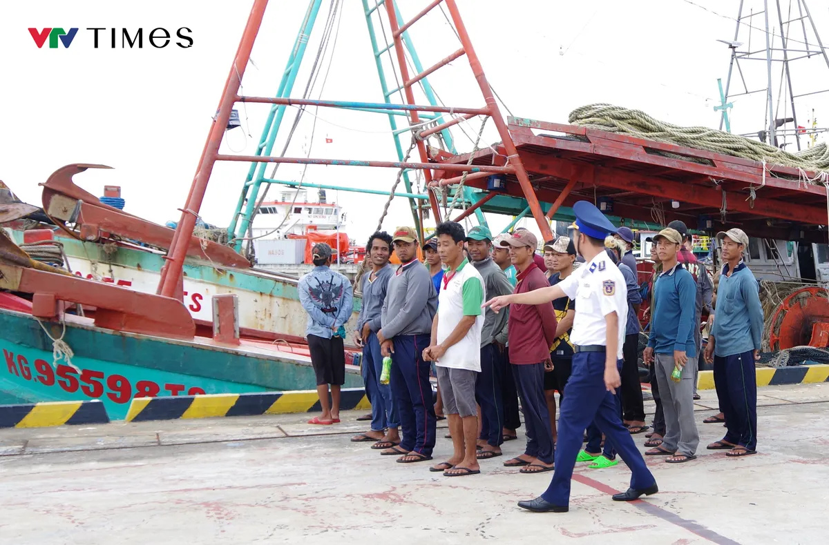 Bộ Tư lệnh Vùng Cảnh sát biển 3 phát hiện, xử lý 2 tàu cá vi phạm IUU- Ảnh 2. Bộ Tư lệnh Vùng Cảnh sát biển 3 phát hiện, xử lý 2 tàu cá vi phạm IUU- Ảnh 2.