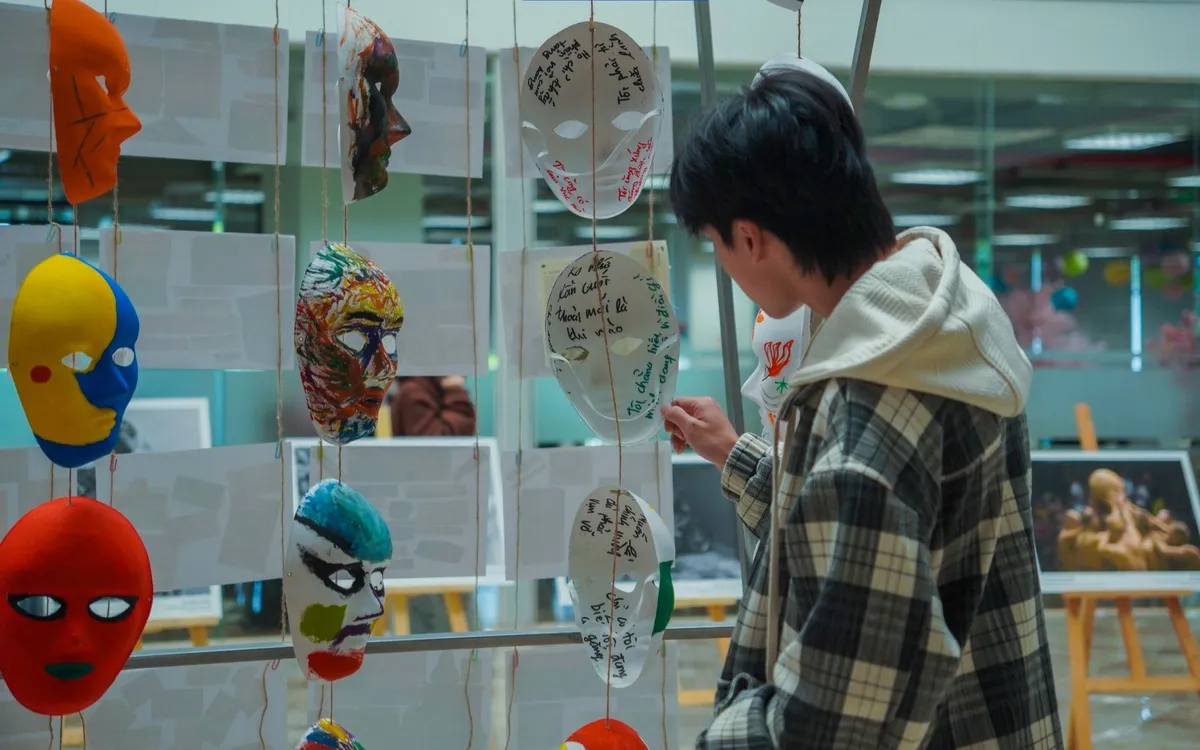 Triển lãm "Man Mask Off" trưng bày mặt nạ ghi lại những cảm xúc thật của các nam sinh tham gia dự án
