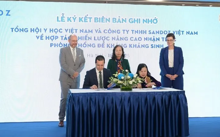 Buổi lễ ký kết có sự tham dự của đại diện Tổ chức Y tế Thế giới (WHO), Đại sứ quán Thụy Sĩ, cùng với nhiều Chuyên gia Y tế 