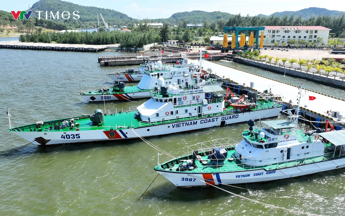 Sự đổi thay lớn nhất hiện rõ chính là màu xanh của những hàng cây bóng mát và khuôn viên vườn hoa cây cảnh rực rỡ sắc màu đua nhau khoe sắc. Hệ thống nhà làm việc, nhà ở, nhà ăn, nhà công vụ, cầu cảng và cả pano khẩu hiệu đều được quy hoạch khoa học và xây dựng kiên cố, tạo nên sự ngăn nắp, gọn gàng trong không gian thoáng đãng, sạch sẽ.