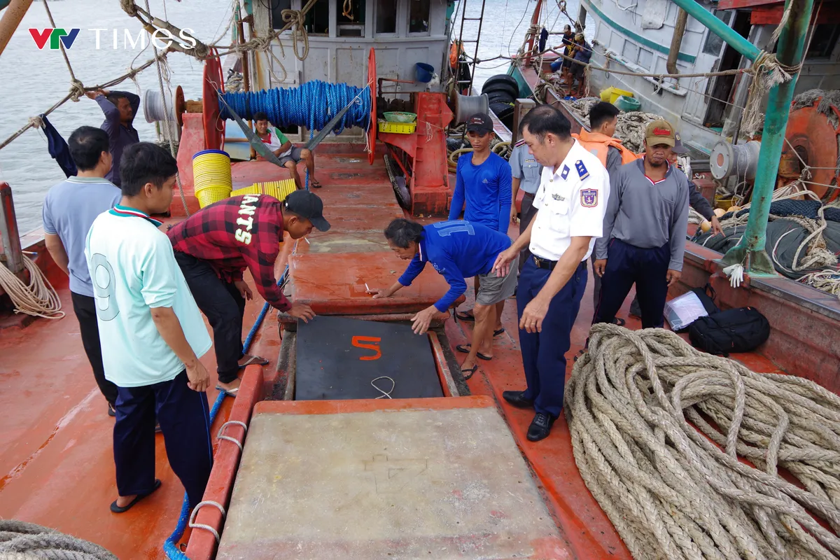 Bộ Tư lệnh Vùng Cảnh sát biển 3 phát hiện, xử lý 2 tàu cá vi phạm IUU- Ảnh 1. Bộ Tư lệnh Vùng Cảnh sát biển 3 phát hiện, xử lý 2 tàu cá vi phạm IUU- Ảnh 1.