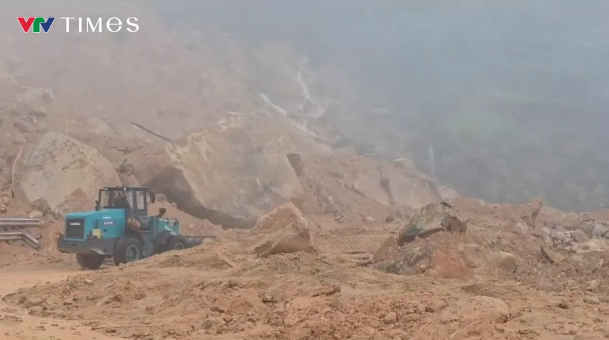 Thời tiết trên đèo Khánh Lê vẫn phức tạp, nguy cơ sạt lở tiếp diễn - Ảnh 1.