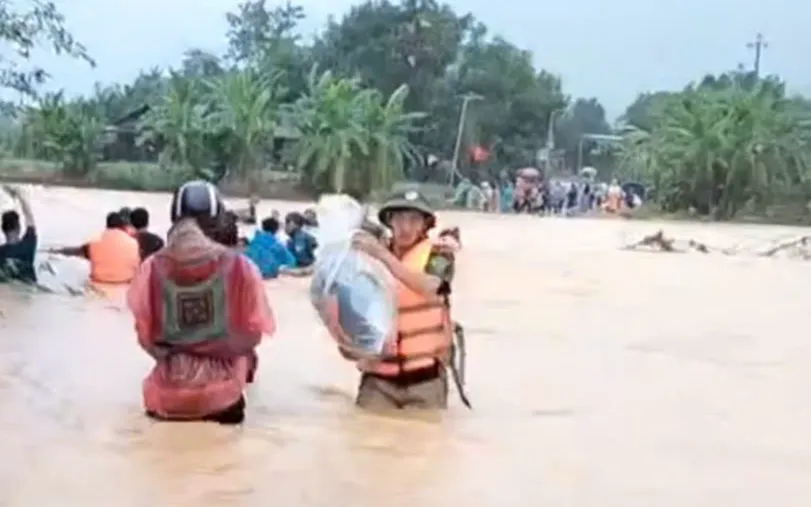 Các hộ dân vượt sông an toàn ra khỏi khu vực nguy hiểm, nguy cơ sạt lở.