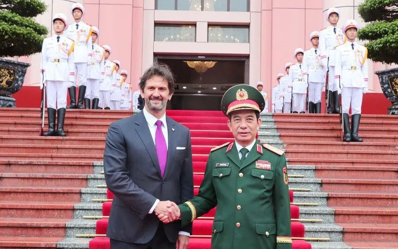 Đại tướng, Bộ trưởng Quốc phòng Phan Văn Giang và Phó Thủ tướng, Bộ trưởng Quốc phòng Slovakia Roberta Kalinaka trước khi hội đàm. (Ảnh: Trọng Đức/TTXVN)
