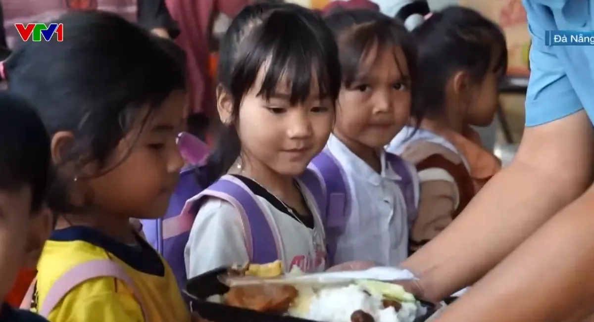 Hàng nghìn phần quà, suất cơm gửi đến bà con vùng sạt lở núi ở Đà Nẵng- Ảnh 2.