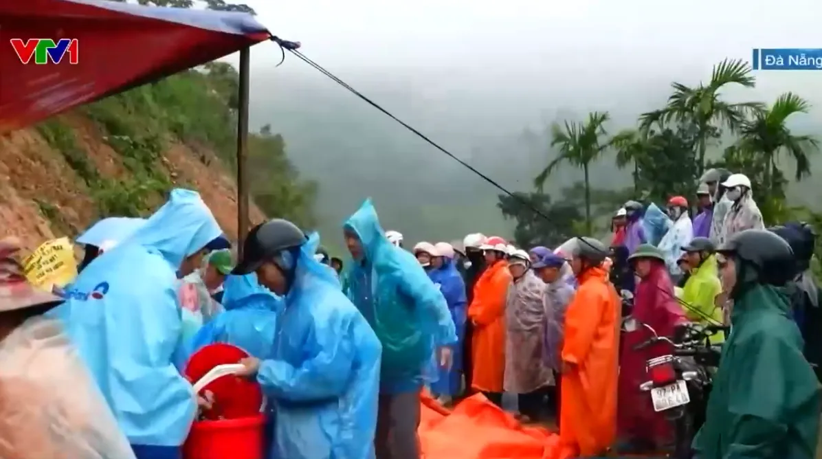 Hàng nghìn phần quà, suất cơm gửi đến bà con vùng sạt lở núi ở Đà Nẵng- Ảnh 1.
