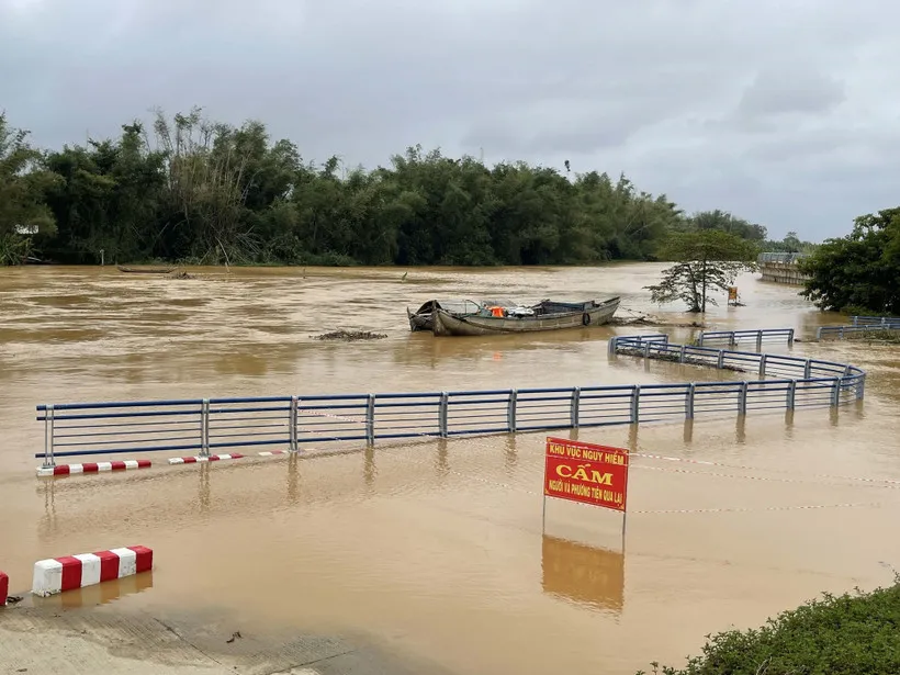 Nước lũ trên sông Trà Khúc dâng cao gây ngập đường vào xóm Lân, xã Tịnh Khê, tỉnh Quảng Ngãi.