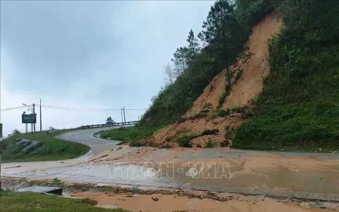 Một vị trí sạt lở trên đèo Lò Xo. Ảnh: Dư Tóan/TTXVN