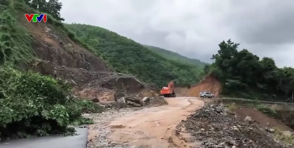 Đẩy nhanh công tác tìm kiếm cứu nạn trên đèo Khánh Sơn - Ảnh 1.