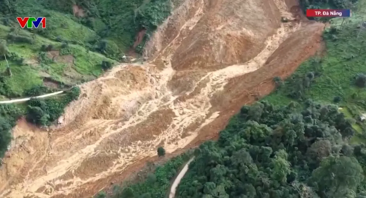 C&ograve;n 6 người bị mất t&iacute;ch trong c&aacute;c vụ sạt lở v&agrave; lũ cuốn - Ảnh 1.